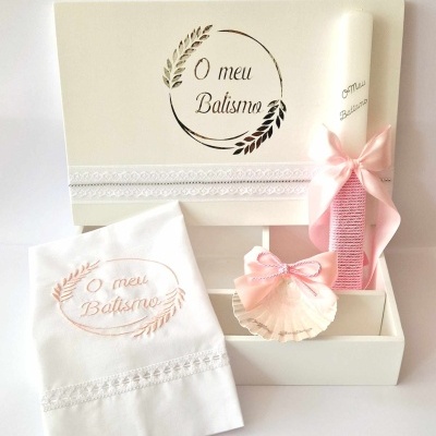 Conjunto de batismo com caixa branca, vela decorada, concha com laço e pano bordado com 'O meu Batismo'