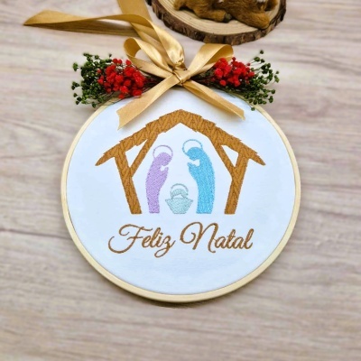 Bordado redondo com presépio e texto Feliz Natal