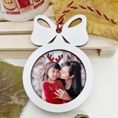Enfeite Natal branco com fotografia de mulher e criança