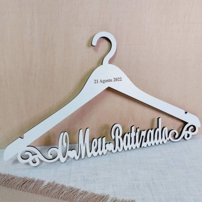 Cabide branco de madeira com texto e data impressa