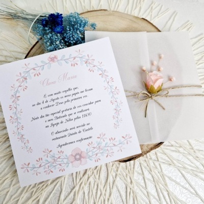Convite floral delicado com envelope e decoração de flores artificiais