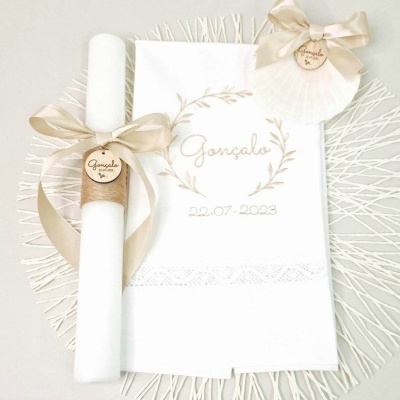 Conjunto de vela, toalha bordada e concha decorada para cerimônia com nome Gonçalo e data