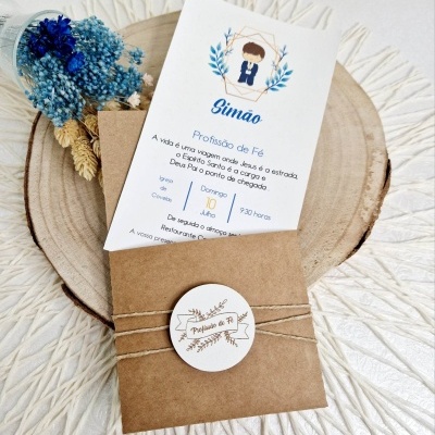 Convite de comunhão num envelope kraft com flores azuis e fundo claro