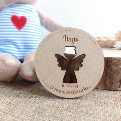 Medalhão redondo de batizado em madeira com anjo recortado e texto gravado