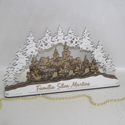 Decoração de mesa natal madeira e branco com aldeia e pinheiros, inscrição Familia Silva Martins