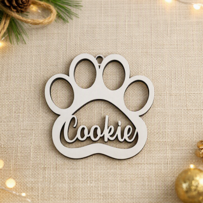 Ornamento em madeira em forma de pata com nome Cookie em tecido bege e decoração natalícia