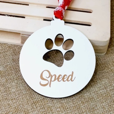 Medalha de madeira branca com recorte de pata e texto Speed