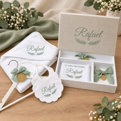 Conjunto de batismo personalizado com toalha, babete, cabide e caixa decorativa.