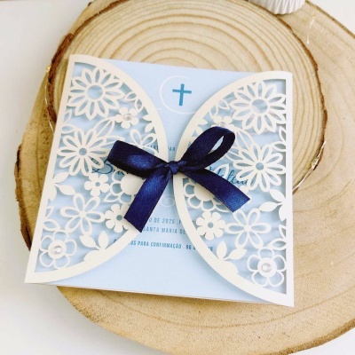 Convite quadrado azul e branco com decoração floral e laço azul