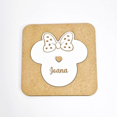 Placa quadrada em madeira MDF natural com cabeça de rato branca e nome Joana