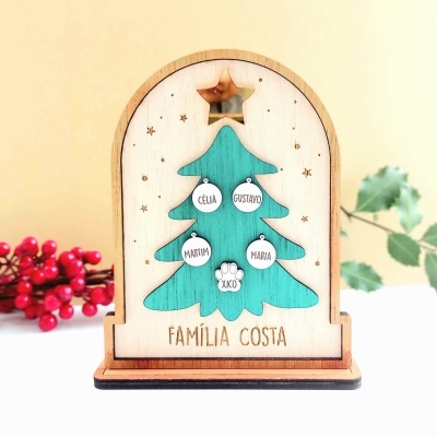 Decoração de Natal em madeira com árvore verde, nomes em bolas brancas e texto Família Costa