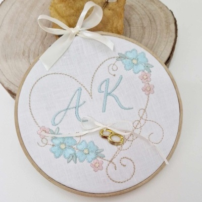 Aro de bordado em madeira com bordado floral e letras A e K