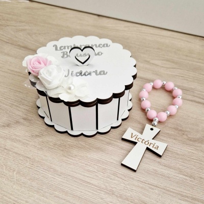 Caixa pequena decorada com flores e terço infantil rosa com cruz gravada