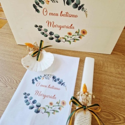 Conjunto para batismo com saco de tecido branco, vela decorada, e concha natural com fitas coloridas