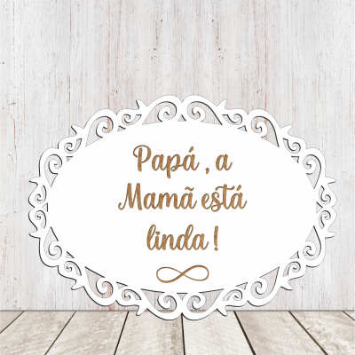 Placa decorativa branca com moldura trabalhada e texto em castanho claro