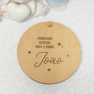 Disco redondo de madeira gravado com mensagem especial para o primo João