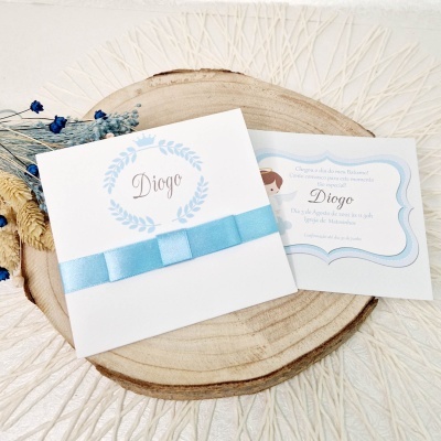 Convite de nascimento branco com faixa azul celeste e laço, com texto nome Diogo