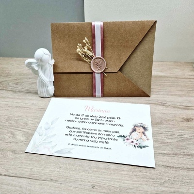 Convite de comunhão com envelope castanho decorado com fita e selo, e figura de anjo branca