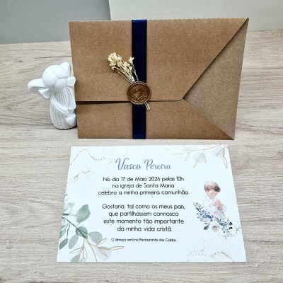 Convite de comunhão com envelope kraft e cartão branco com texto em português e ilustração de criança a orar