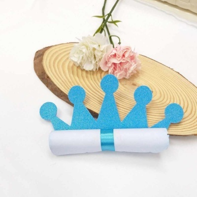 Coroa azul brilhante com flores e base de madeira