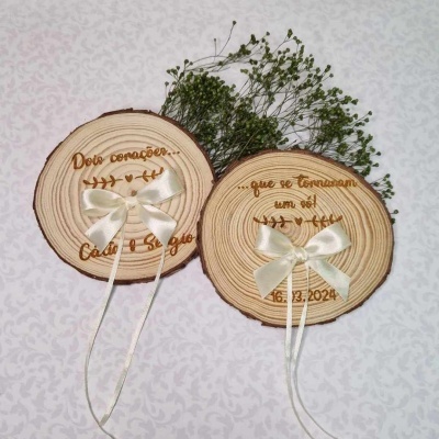 Dois porta-alianças em madeira com fita branca e texto gravado
