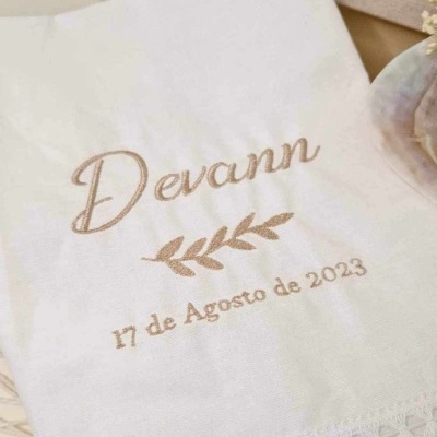 Toalha branca bordada com nome e data em dourado
