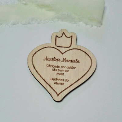 Presente em madeira em forma de coração com uma coroa, com texto gravado para a avó Manuela