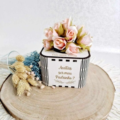 Caixa de oferta decorativa com flores artificiais e texto em português