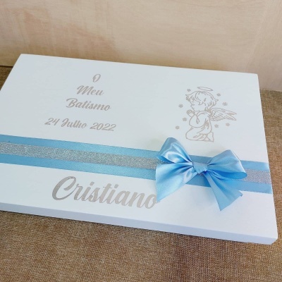 Caixa branca decorativa para batismo com fita e laço azul