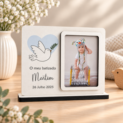 Porta-retrato branco para batizado com foto de bebé e ilustração de pomba