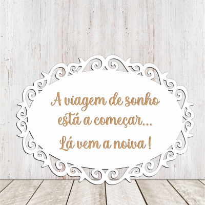 Placa decorativa branca com texto sobre fundo de madeira clara