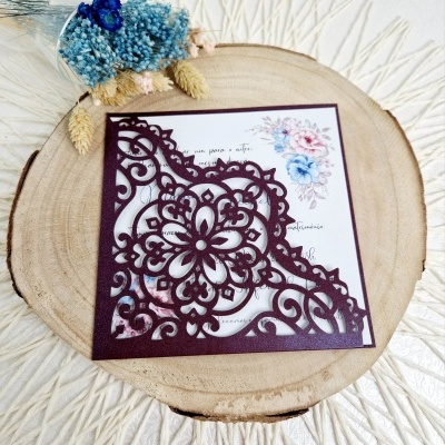 Convite ou cartão com recorte a laser floral vinho e cartão branco com flores coloridas