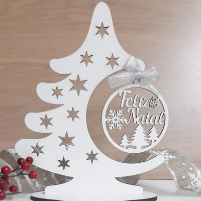 Decoração de Natal branca em madeira com texto 'Feliz Natal' e estrelas recortadas.
