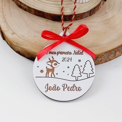 Ornamento redondo branco com texto e desenhos de Natal