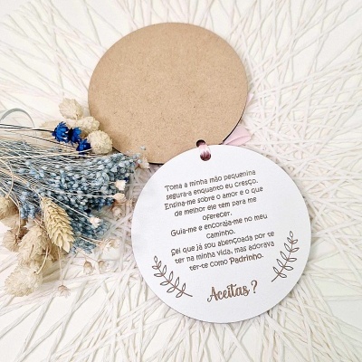 Etiqueta redonda branca com texto em português sobre fundo de flores secas azuis e bege