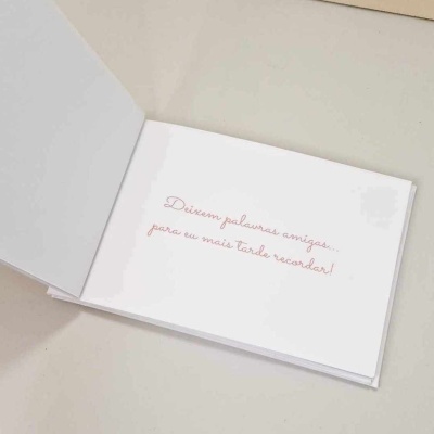 Livro aberto com mensagem em português em páginas brancas