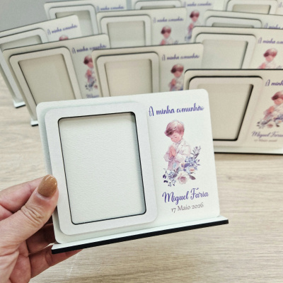 Molduras em madeira branca para fotografia e comunhão com ilustração de menino e texto em português.