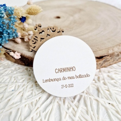 Lembrança de batizado redonda branca com texto e decoração de flores secas e madeira