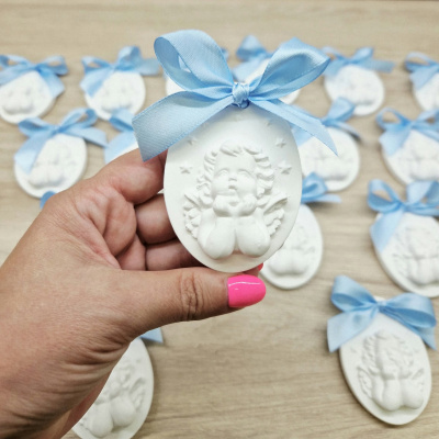 Medalhão oval branco com relevo de anjo e laço azul