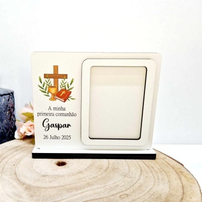 Porta-retrato com tema de primeira comunhão, cruz dourada, cálice, folhas verdes e texto personalizado.