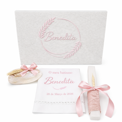 Conjunto de batismo com vela, toalha, concha e caixa bordada em cinza e rosa