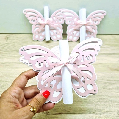 Convite borboleta rosa com papel preso por fita de cetim cor-de-rosa