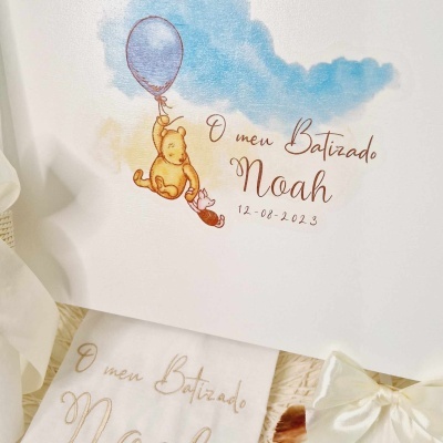 Convite de batizado com urso segurando balão e texto personalizado