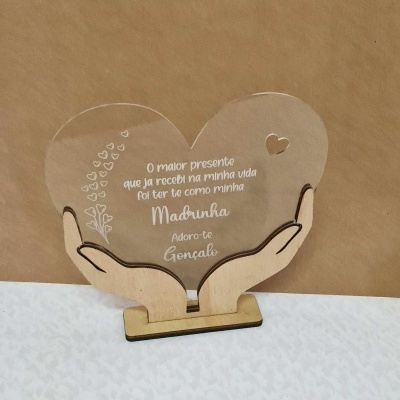Placa decorativa acrílica em forma de coração com suporte de madeira e texto gravado em português