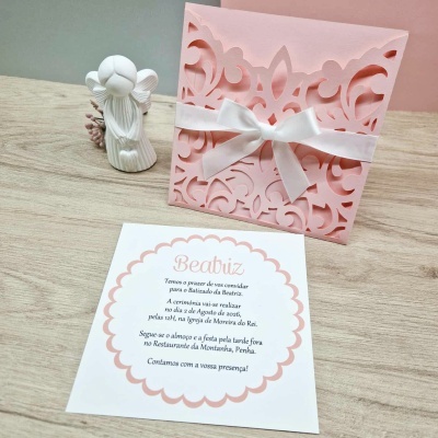 Convite de batizado rosa com laço branco e anjo decorativo branco