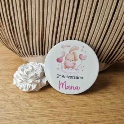 Botton redondo branco com ilustração de coelho e texto de aniversário