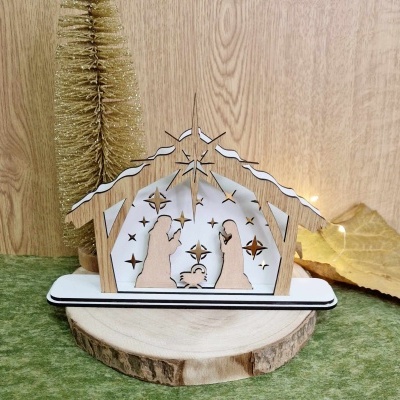 Presépio decorativo em madeira branca e castanha sobre suporte de madeira natural