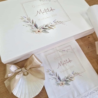 Conjunto para batizado com caixa branca, concha decorativa com fita dourada e toalha branca decorada