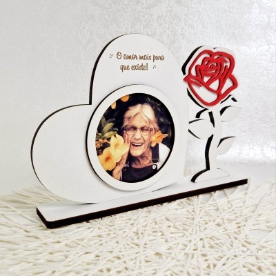 Porta-retrato em madeira em forma de coração com frase em português e decoração de rosa vermelha.