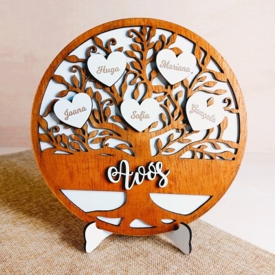 Decoração de árvore da família em madeira com corações brancos e nomes, palavra Avós na base